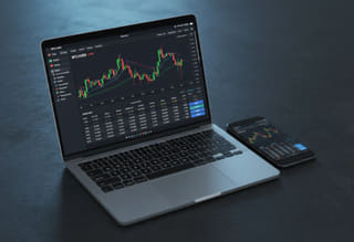 Controla la actividad — consulta el historial de trading y la actividad de la cuenta