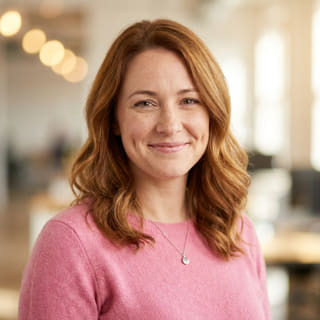 Emily Watson, responsable de Atención al Cliente en Cresta Nodivo, mostrada en una imagen de perfil